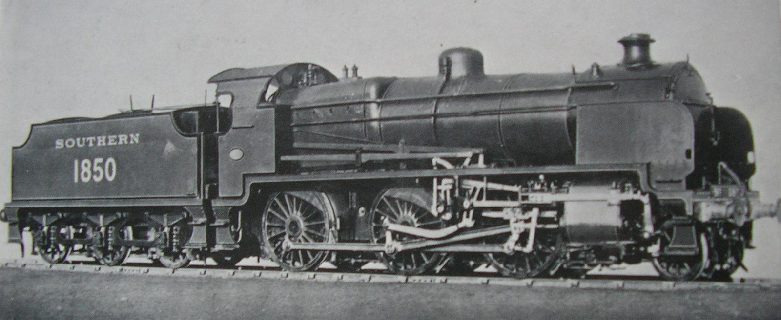 No. 1850 with smoke deflectors and Marshall valve gear in February 1934 at Eastleigh