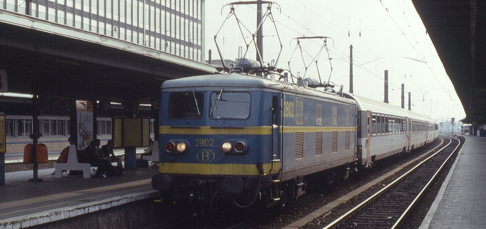 2802 in October 1991 shunting an international passenger train in Brussels