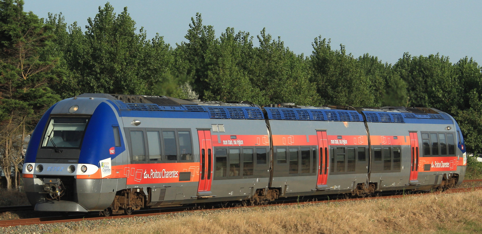 B 81701 of the TER Poitou-Charentes in August 2018 in diesel operation near Chatelaillon