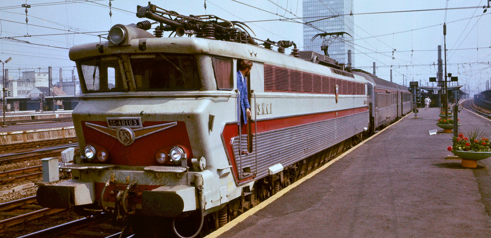 CC 40103 with the TEE “L'Oiseau Bleu” in 1979 at the Gare du Midi, Brussels