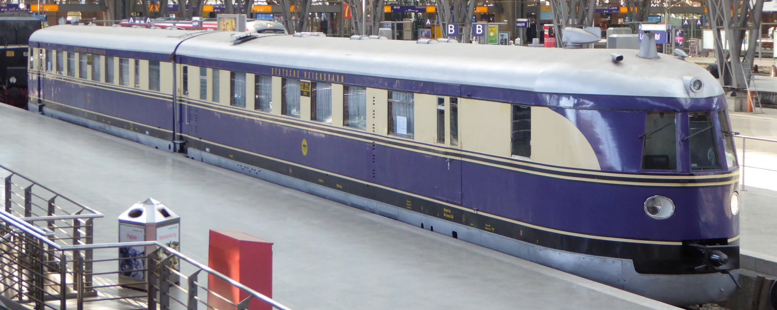 Preserved SVT 137 of the Hamburg type in Leipzig Central Station