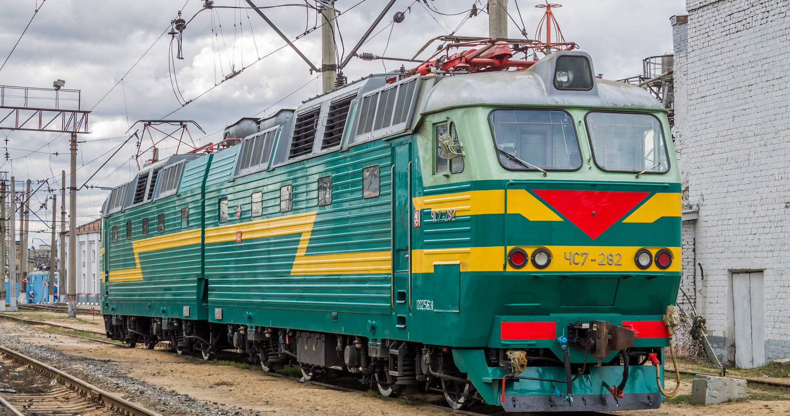 ЧС7-282 in April 2015 at Kursk Railway Station, Moscow