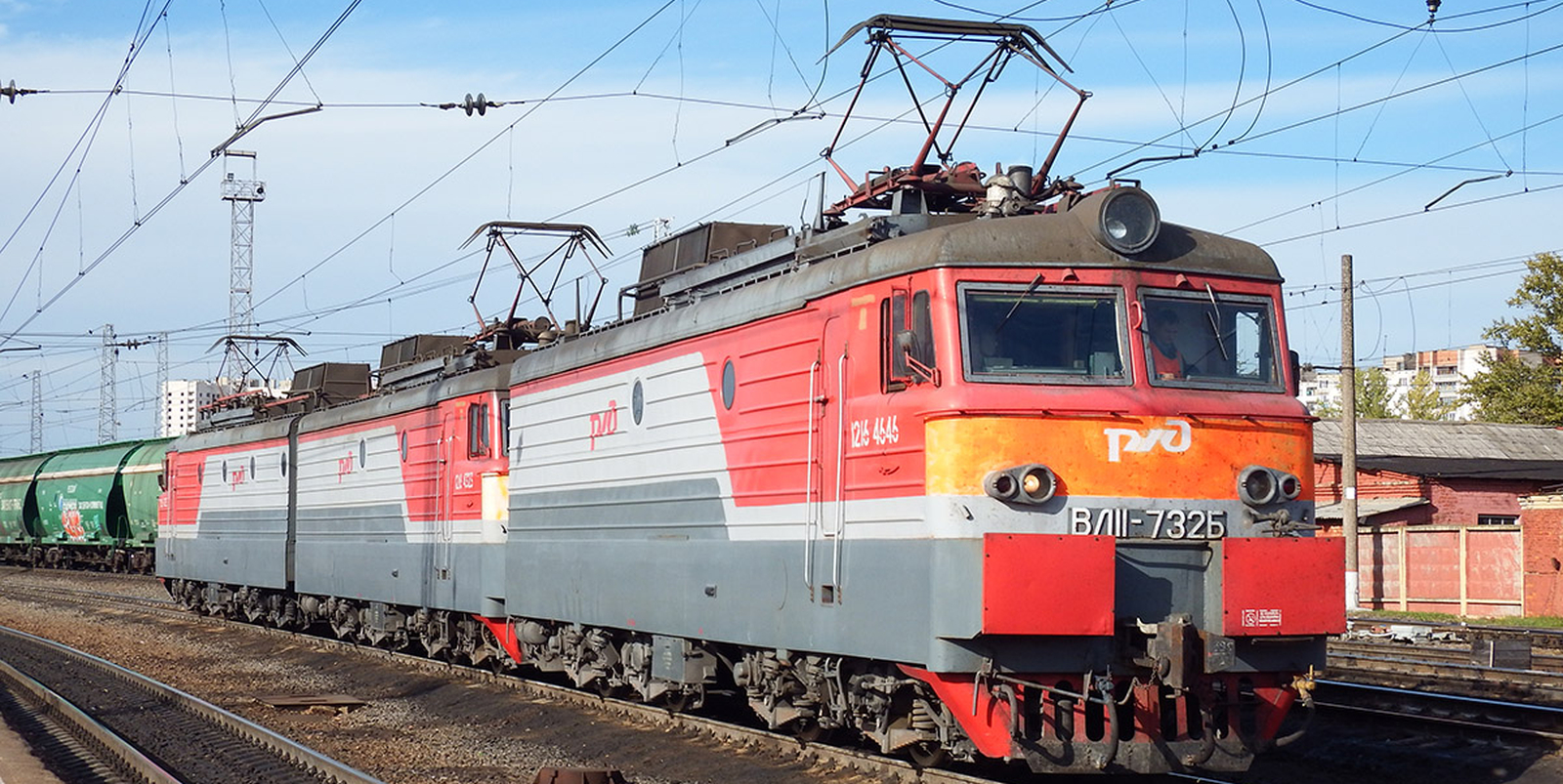 Three-part RŽD ВЛ11-732Б in October 2015 in Oryol