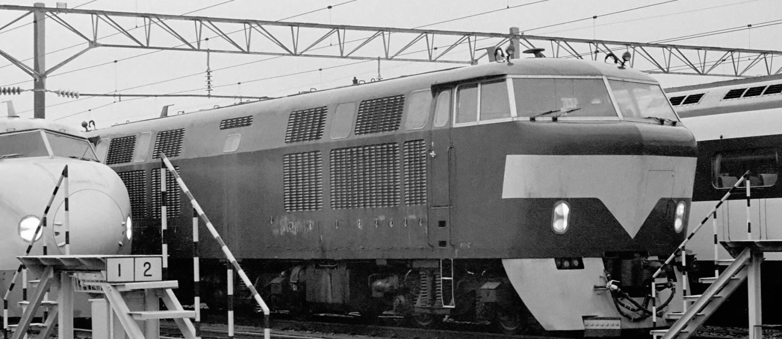 911 2 in September 1985 at the depot next to a Series 0 Shinkansen