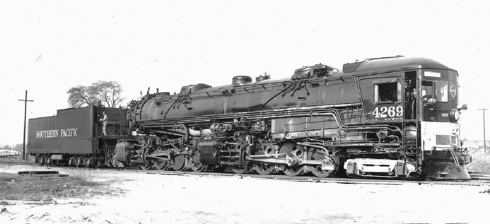 AC-11 No. 4269. Note the staff member on the “Monkey Deck”