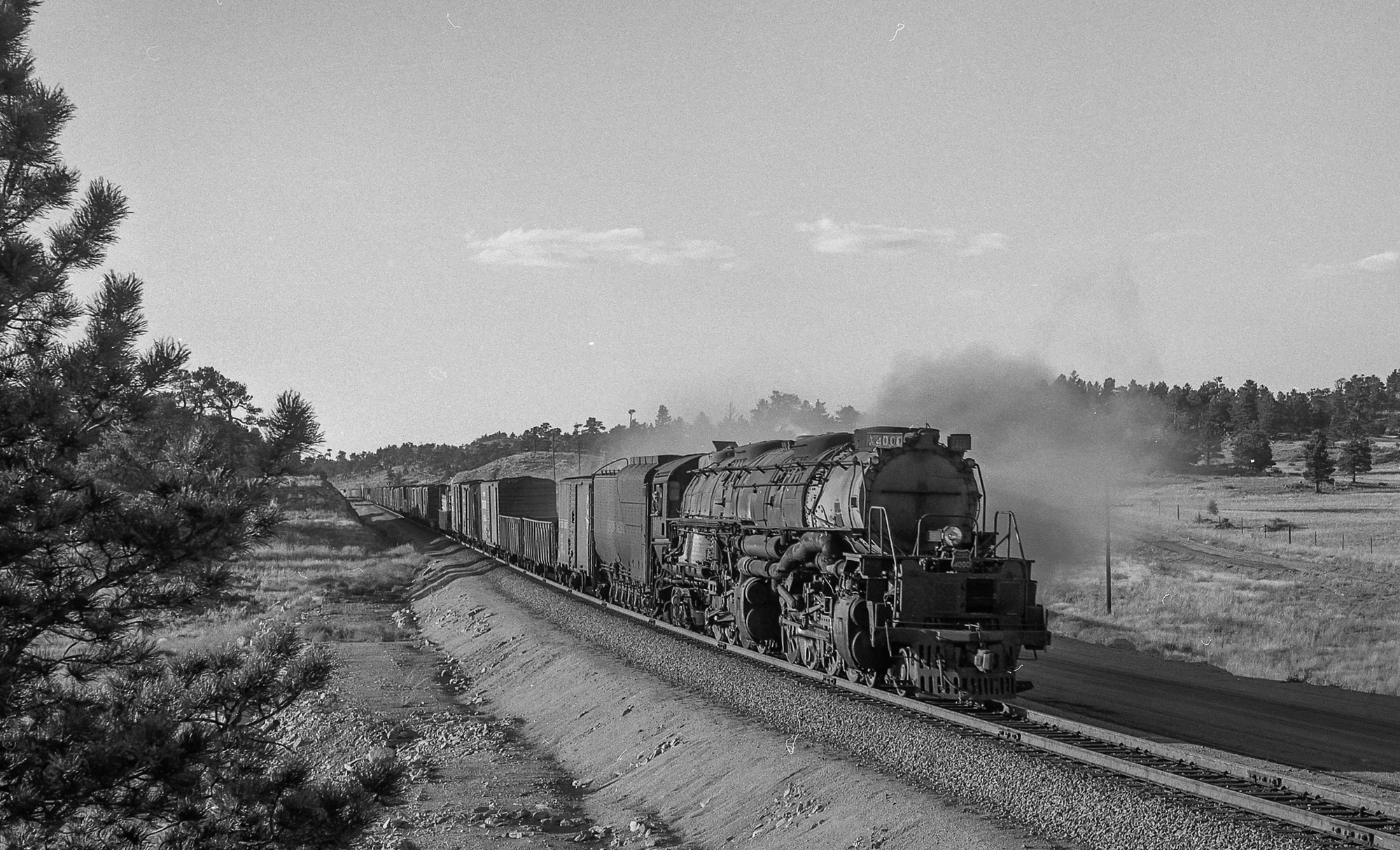 „Big Boy” Nr. 4000 im Jahr 1956 mit einem Güterzug bei Perkins, Wyoming