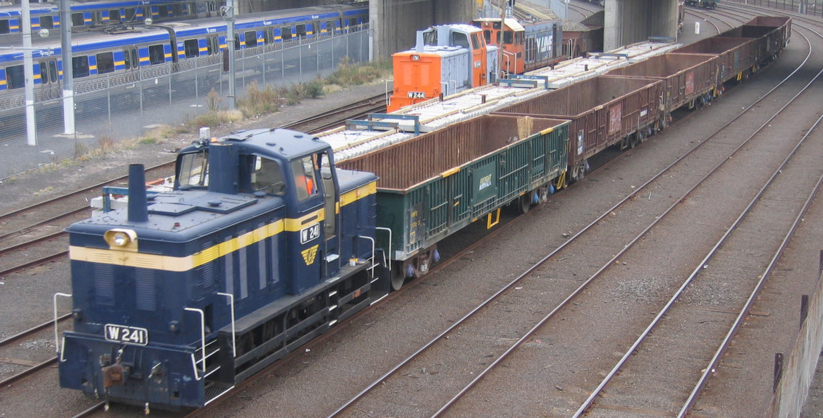 W 241 of the operator “El Zorro” in April 2006 in front of a work train in Melbourne