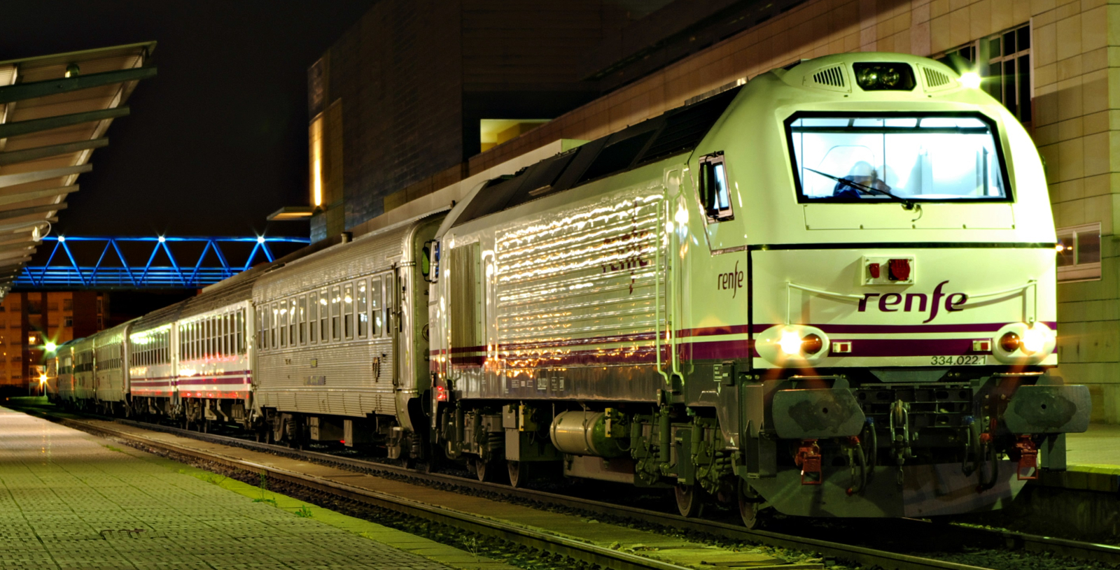 RENFE 334.022 in April 2009 in Salamanca