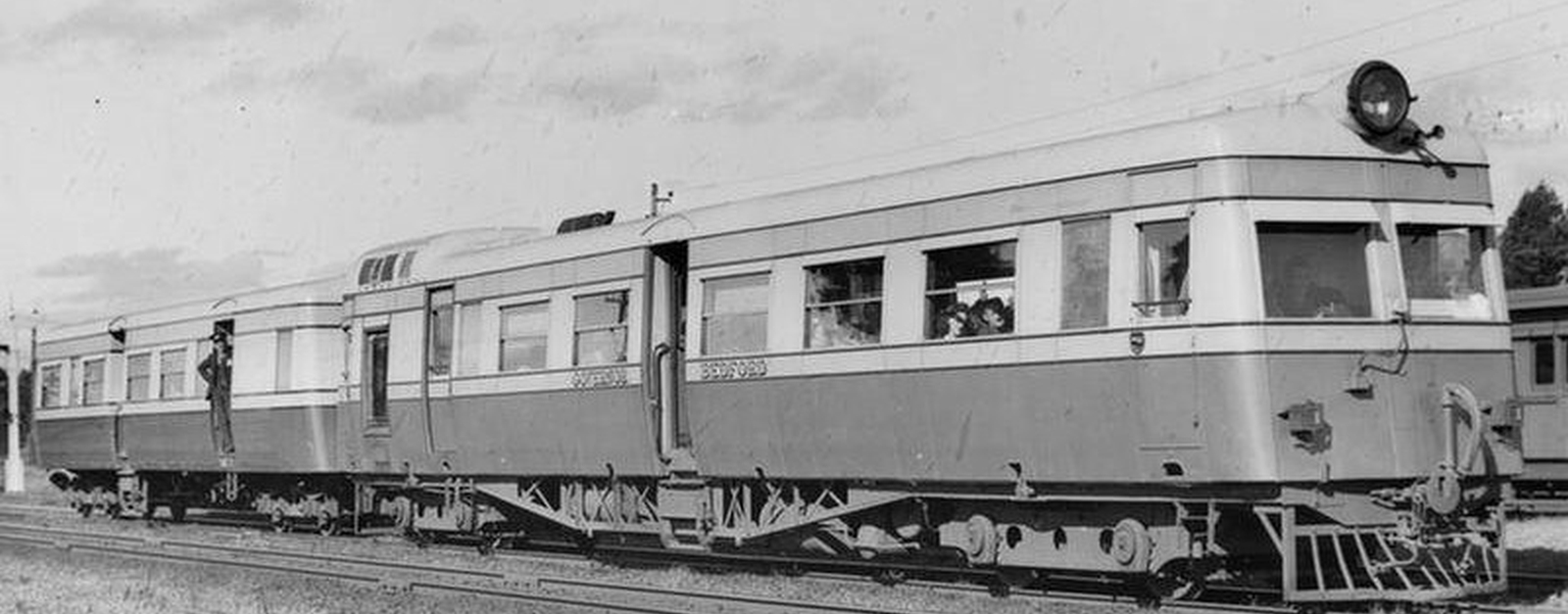 No. 451 “Governor Bedford” with matching trailer in 1939 at Midland