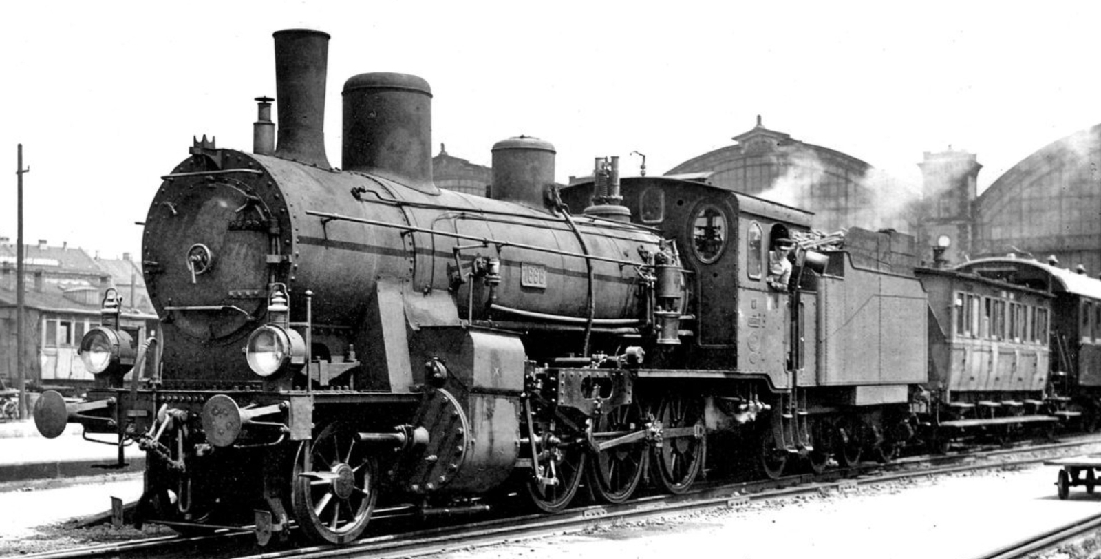 No. 1666, the later 54 1428, in 1919 with a passenger train in Munich