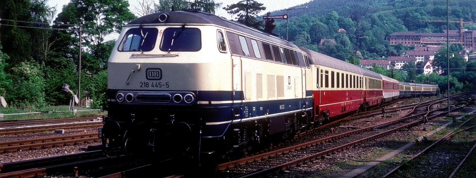 218 445 with a colorfully composed passenger train in May 1989 in Calw