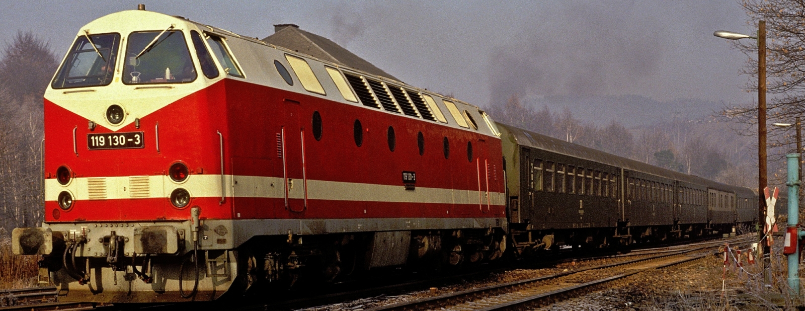 119 130 in December 1991 with a regional train made up of Rekowagen in Aue