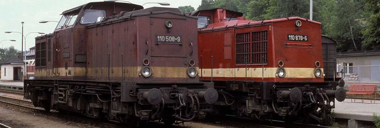 110 508 and 110 878 in May 1990 in Aue