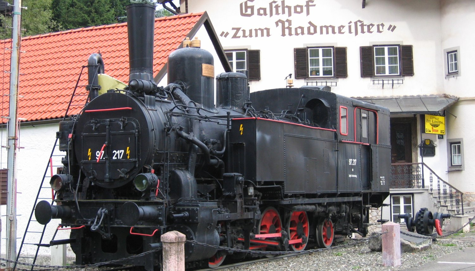 97.217 of the Erzbergbahn as a memorial in Vordernberg