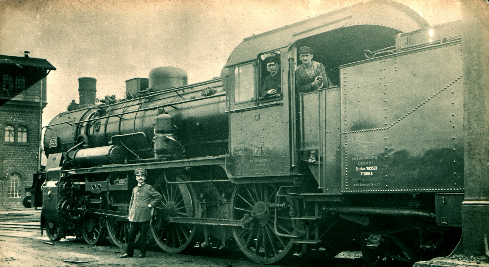 In August 1921, the crew of road number 2535 in the Trier depot poses together with their locomotive