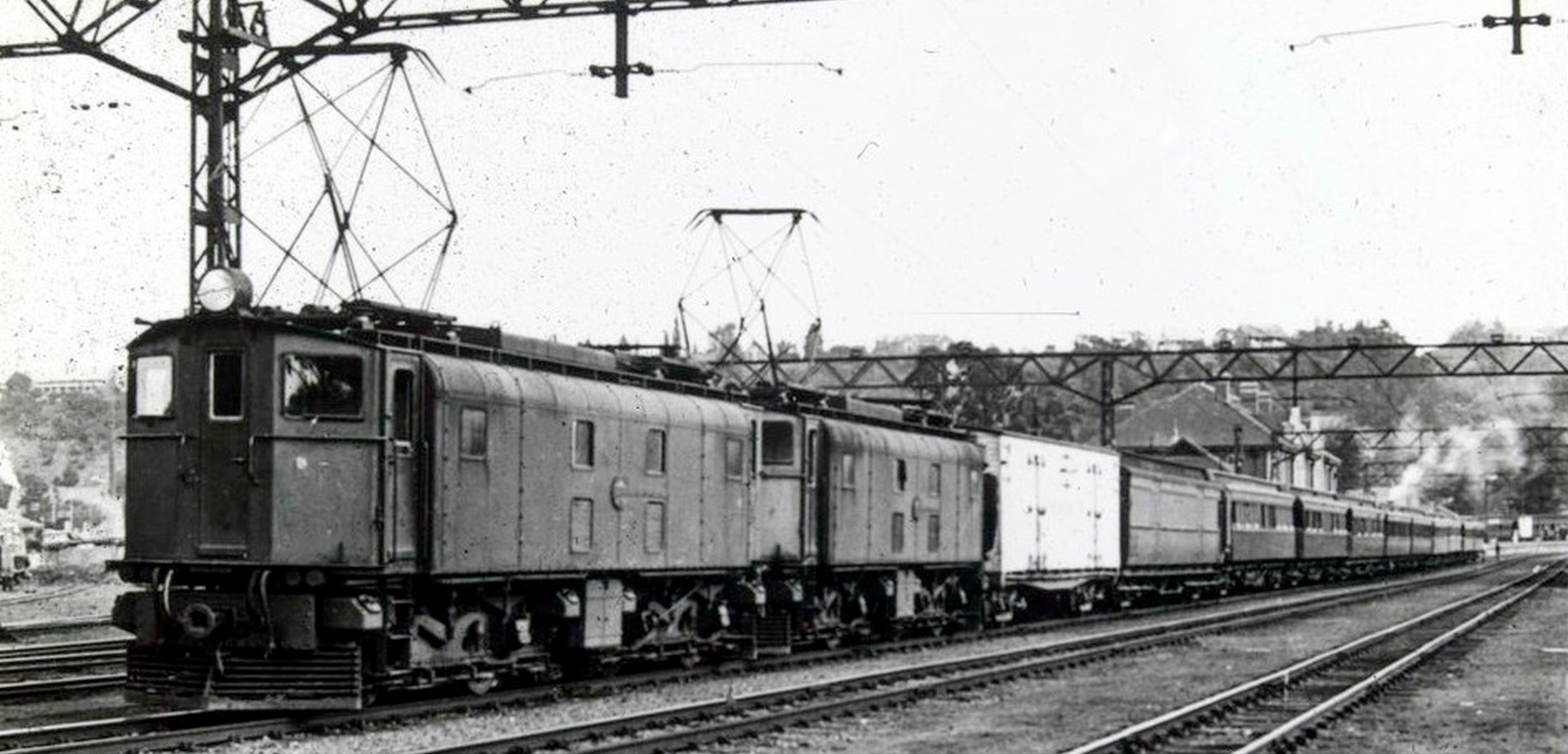 Two 1E around 1930 in front of an express train