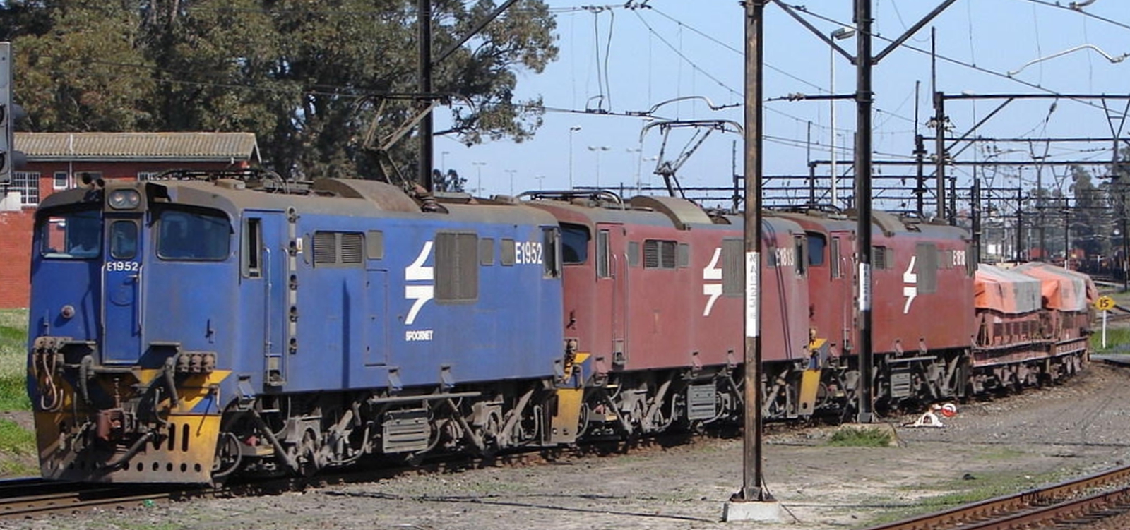 Triple workig of E1952, E1813 and E1818 in October 2007 at Bellville, Cape Town