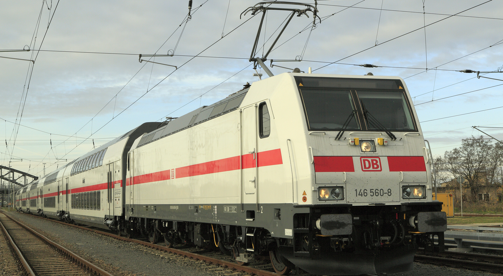 146 560 (TRAXX P160 AC2) at the top of an IC2 was the subject of staff training in November 2015