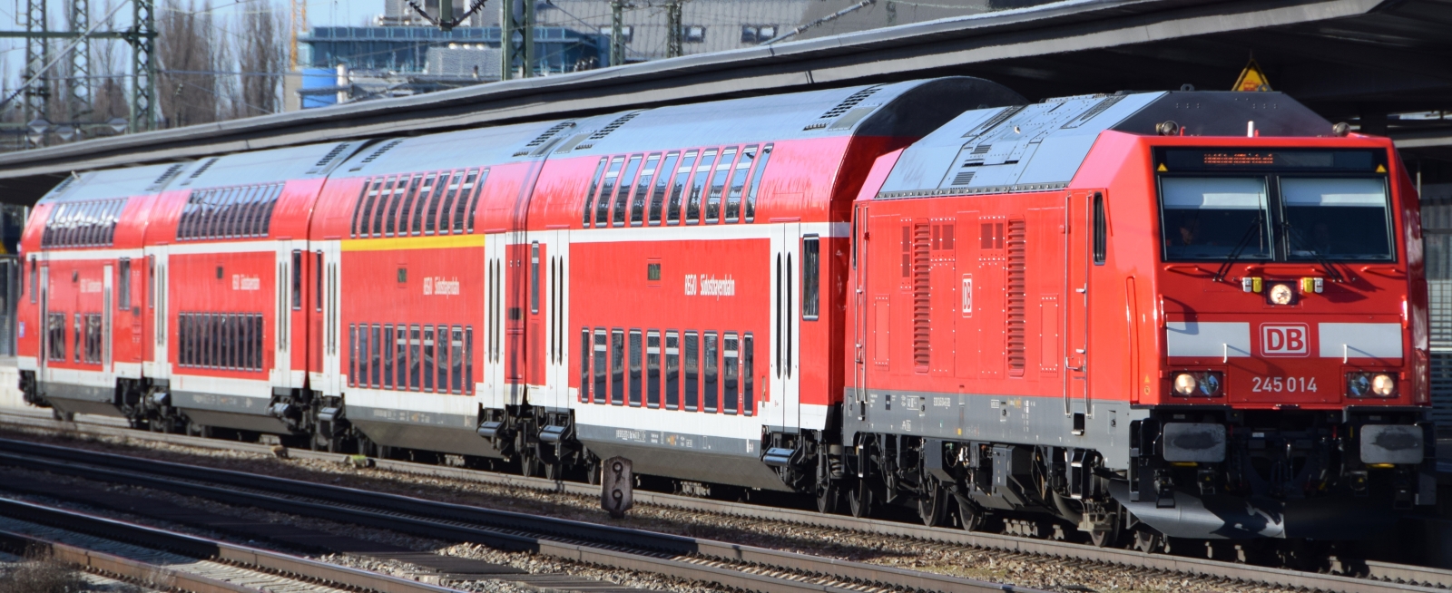 245 014 with a double-deck train at Munich-East station