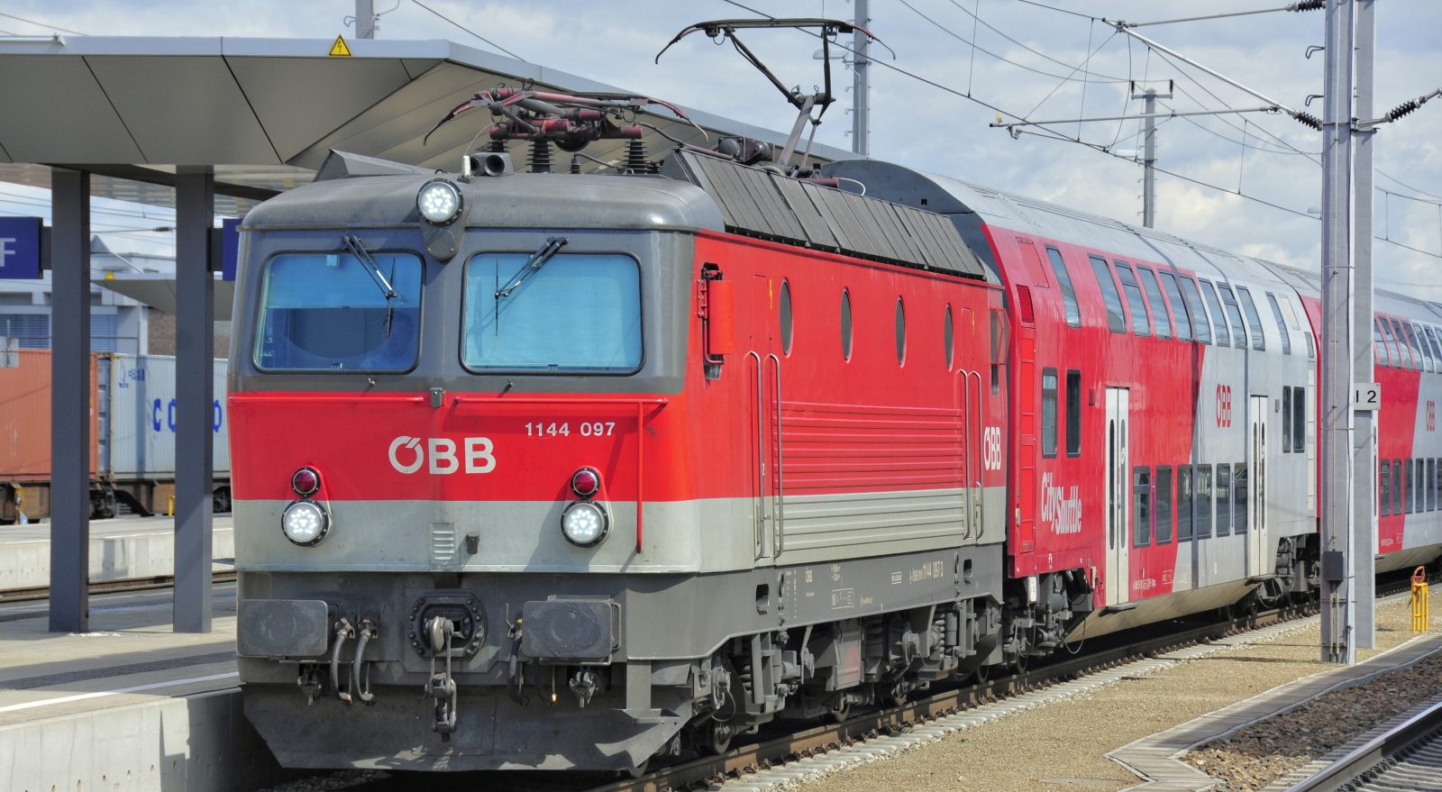 1144.097 in April 2013 with a “Wiesel” double-deck train in St. Pölten