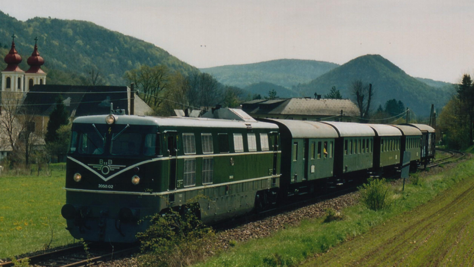 2050 02 in November 2005 in historical livery as Triestingtalexpress (Triesting Valley express)